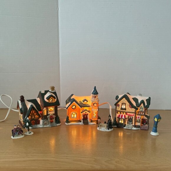 Vtg Holiday Traditions 8 Pc Lighted Christmas Village Set Hand Painted Porcelain - Picture 3 of 15